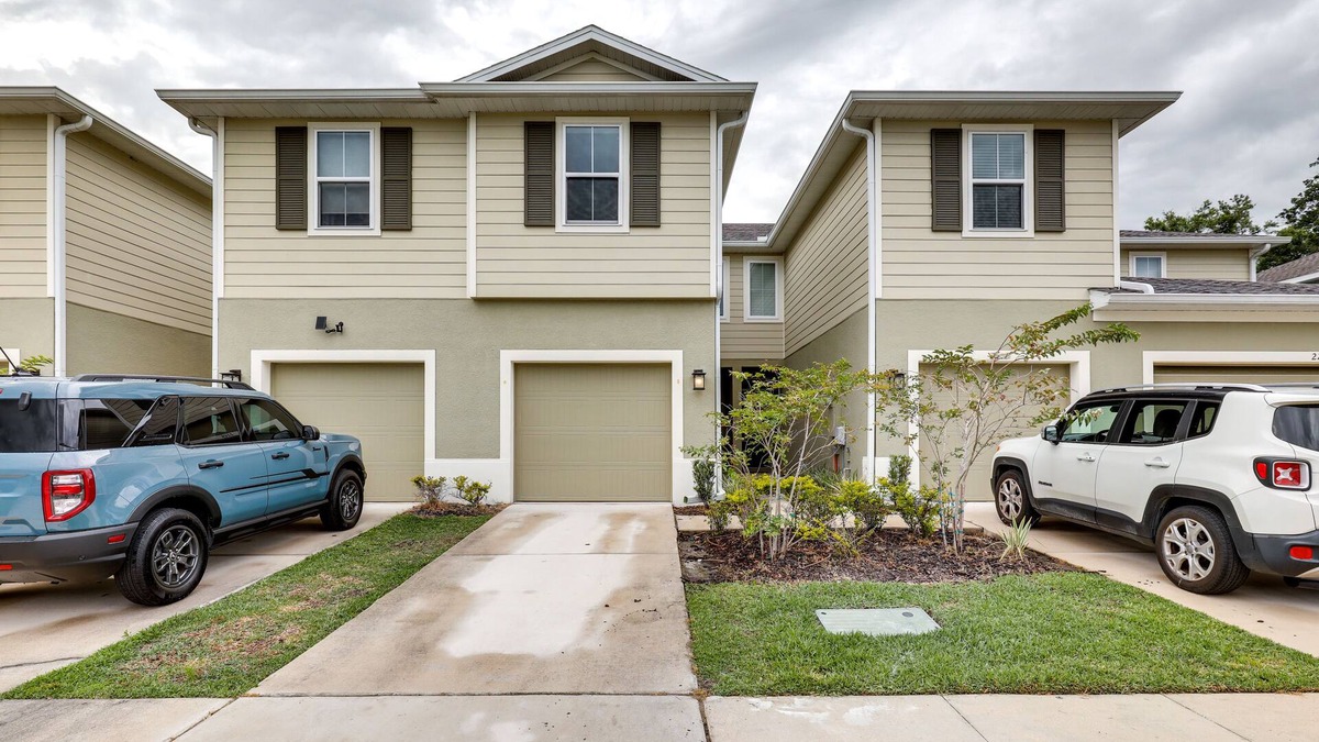 Seffner Community Alliance House | Brandon Duplex w/Screened-In Porch & Pool Table!