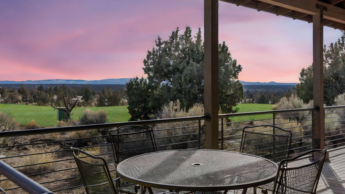 Powell Butte Cabin | Brasada Ranch | 2 Full Suites | On Golf Course