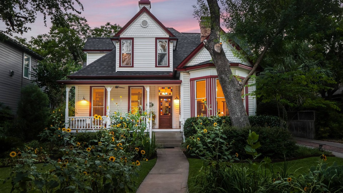 Clarksville Bed & Breakfast | Brava House Bed and Breakfast