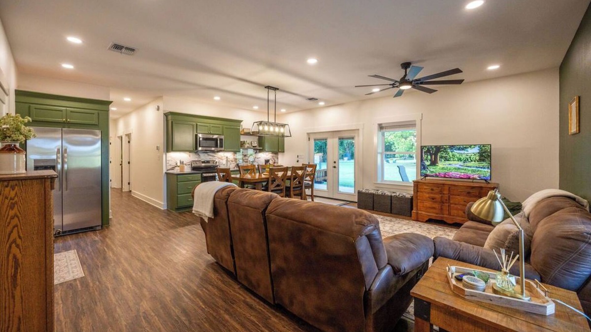 Gholson House | Brazos River Escape+Hot Tub+Pickleball+Firepit+Fishing+Kayaking+Nature Trail