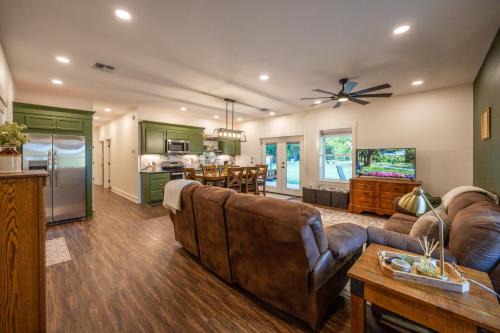 Gholson House | Brazos River Escape, Hot Tub, Indoor Pickleball, Firepit, Fishing, Kayaking, Nature Trail