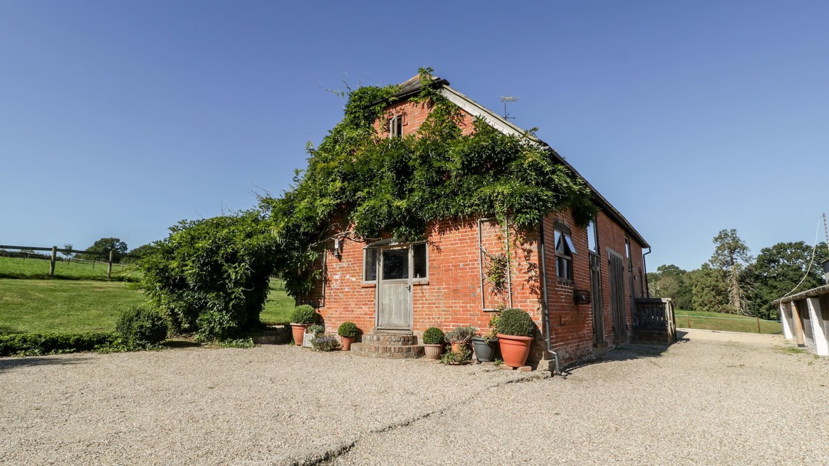New Forest District Cottage | BREACHES BARN, pet friendly, with open fire in Rockbourne