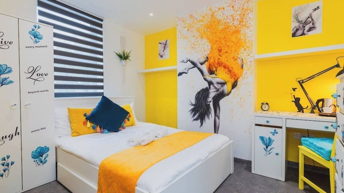 Sneinton Apartment | Break through the dance at Baila Casa