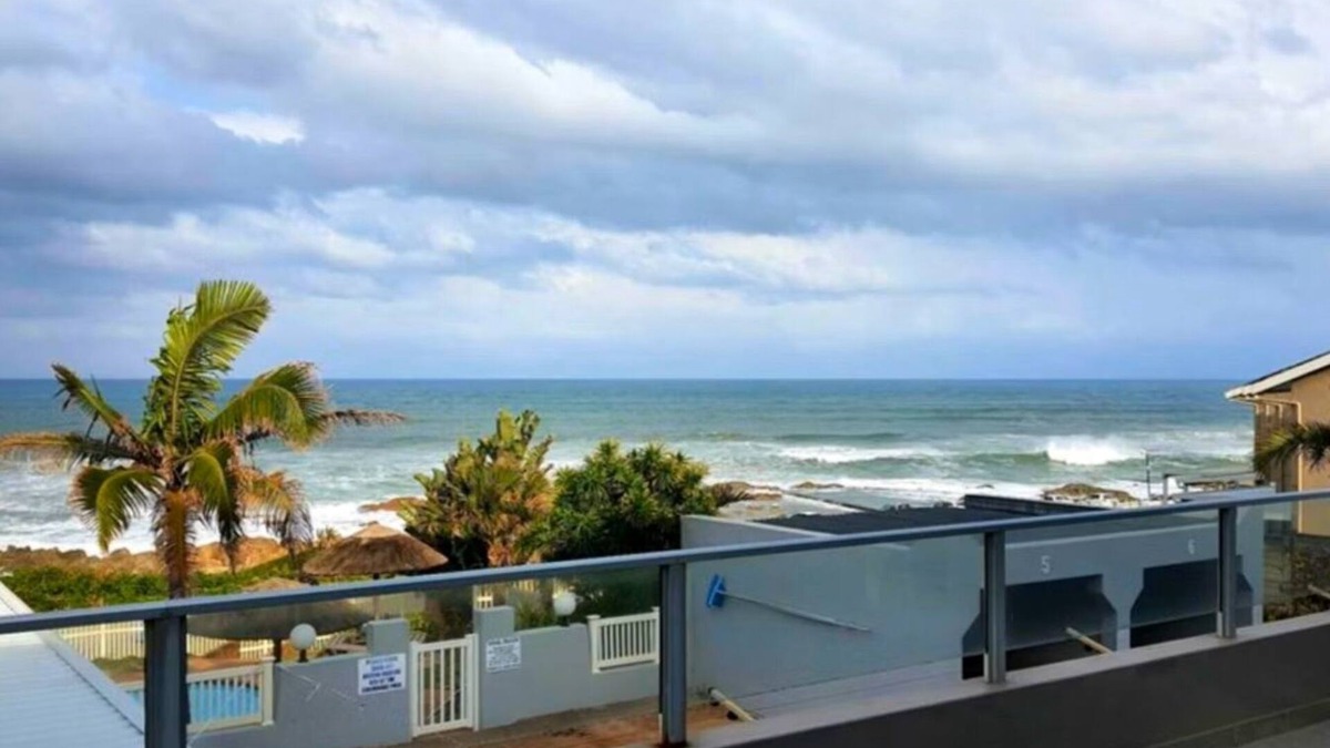 Manaba Beach Apartment | Breaker views on Manaba's main beach.