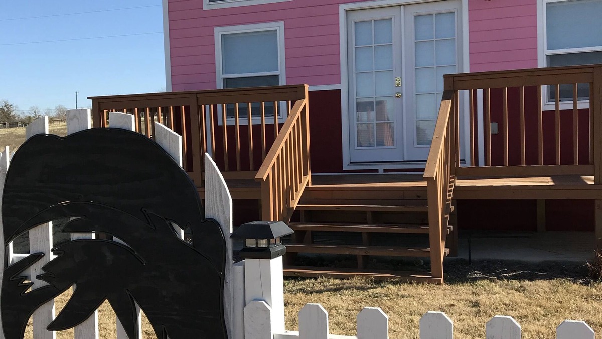 Buda Cottage | "Breakfast at Audrey's" Mini Home located next to Drive In Theatre!