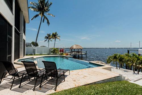 Caloosahatchee House | Breathtaking 6BD Riverfront Mansion w Pool