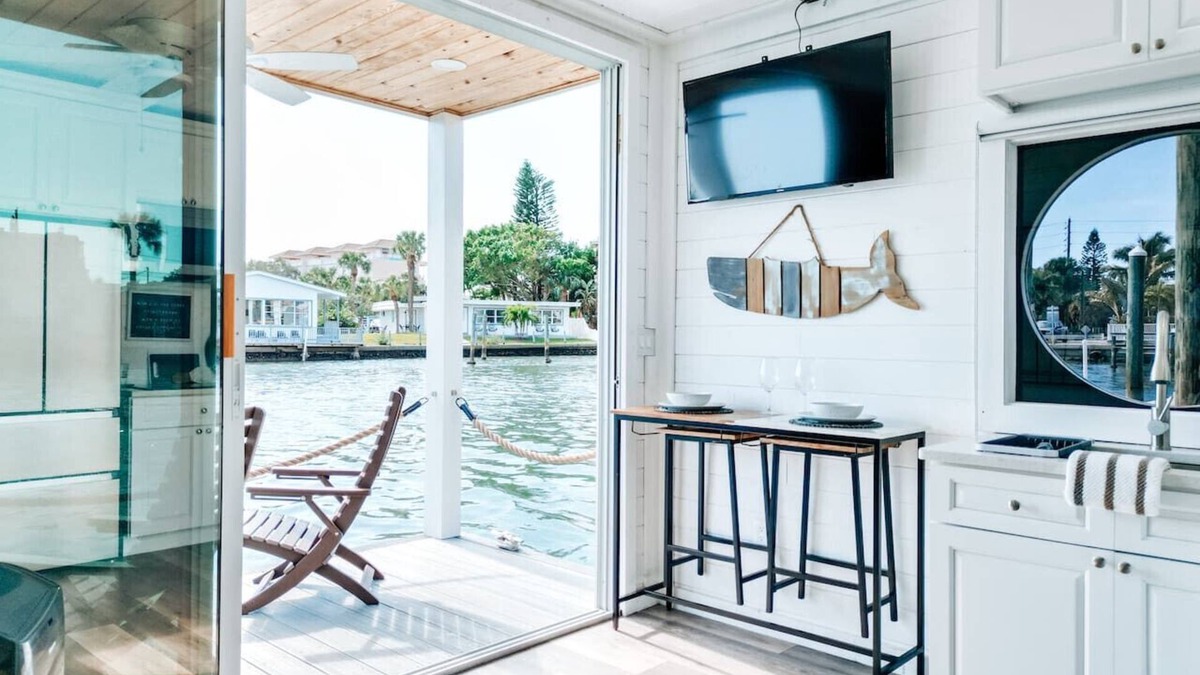 Bay Esplanade Boat Rental | Breathtaking Beachy Houseboat on Clearwater Island