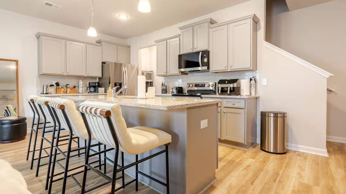 Union City House | Breathtaking, Brand New, 4 Bedroom, 2.5 Bath Townhome 13 Mins from ATL Airport!