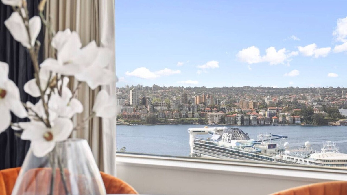 The Rocks Apartment | Breathtaking Harbour Bridge Views in Prime Locale!