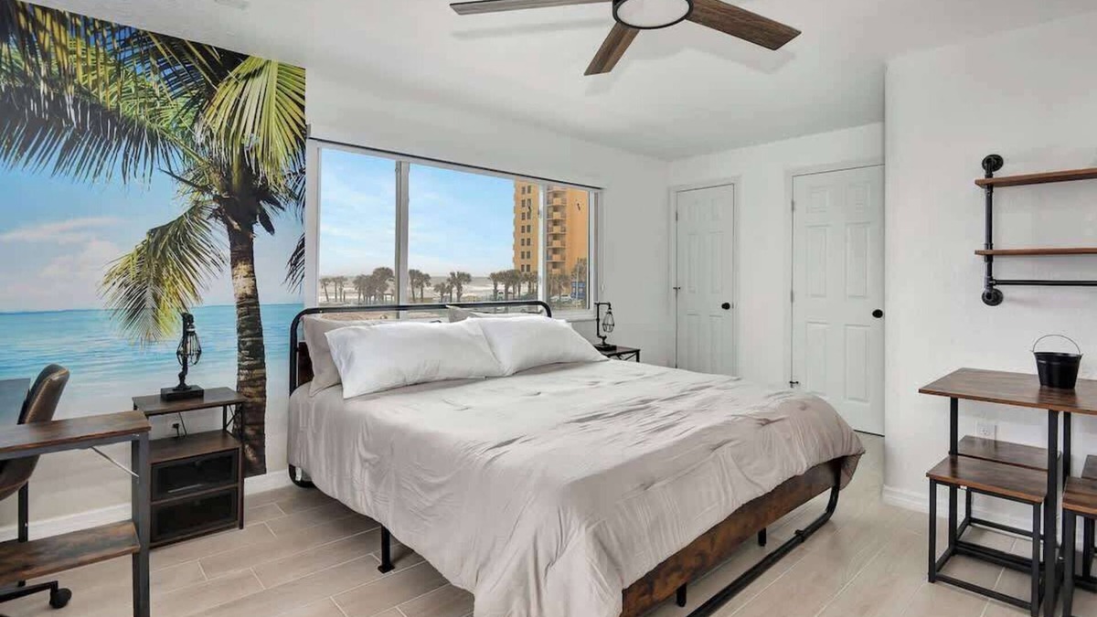 Daytona Beach Shores Hotel | Breathtaking King Suite Steps to Daytona Beach