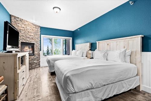 Two Harbors Apartment | Breathtaking Lake Views Studio, 2 Queen Beds, Fireplace and Heated Indoor and Outdoor Pools