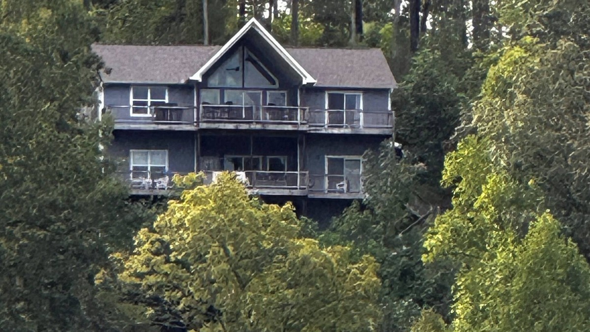 Lakeside Estates House | Breathtaking Lakefront Views of Norris Lake & Iconic Jumping Bridge