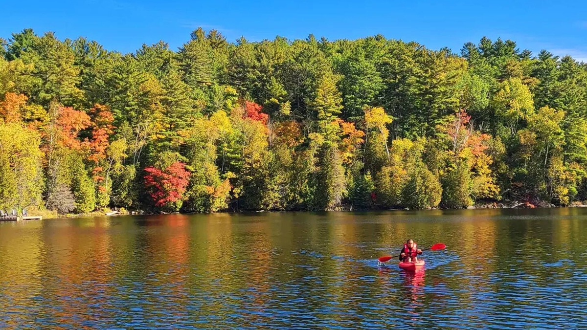 Marmora and Lake Cottage | Breathtaking Lakefront Getaway w/Kayaks + Hot Tubs