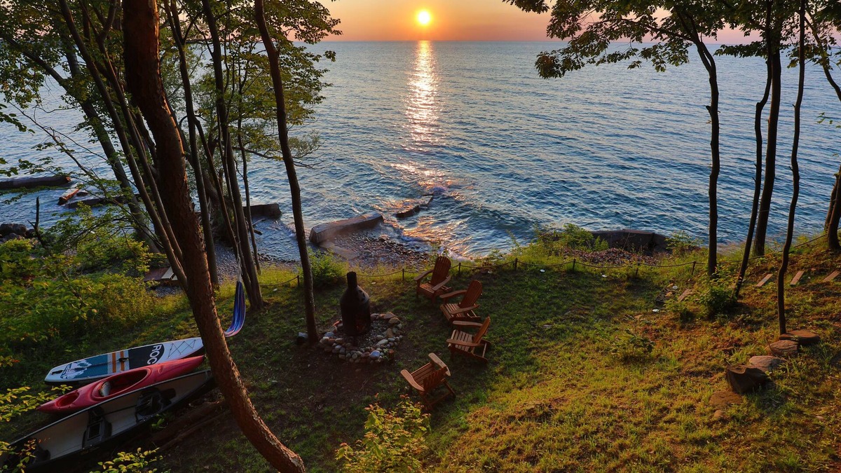South Butler Cabin | Breathtaking Lakefront Cabin On Lake Ontario with Beach!
