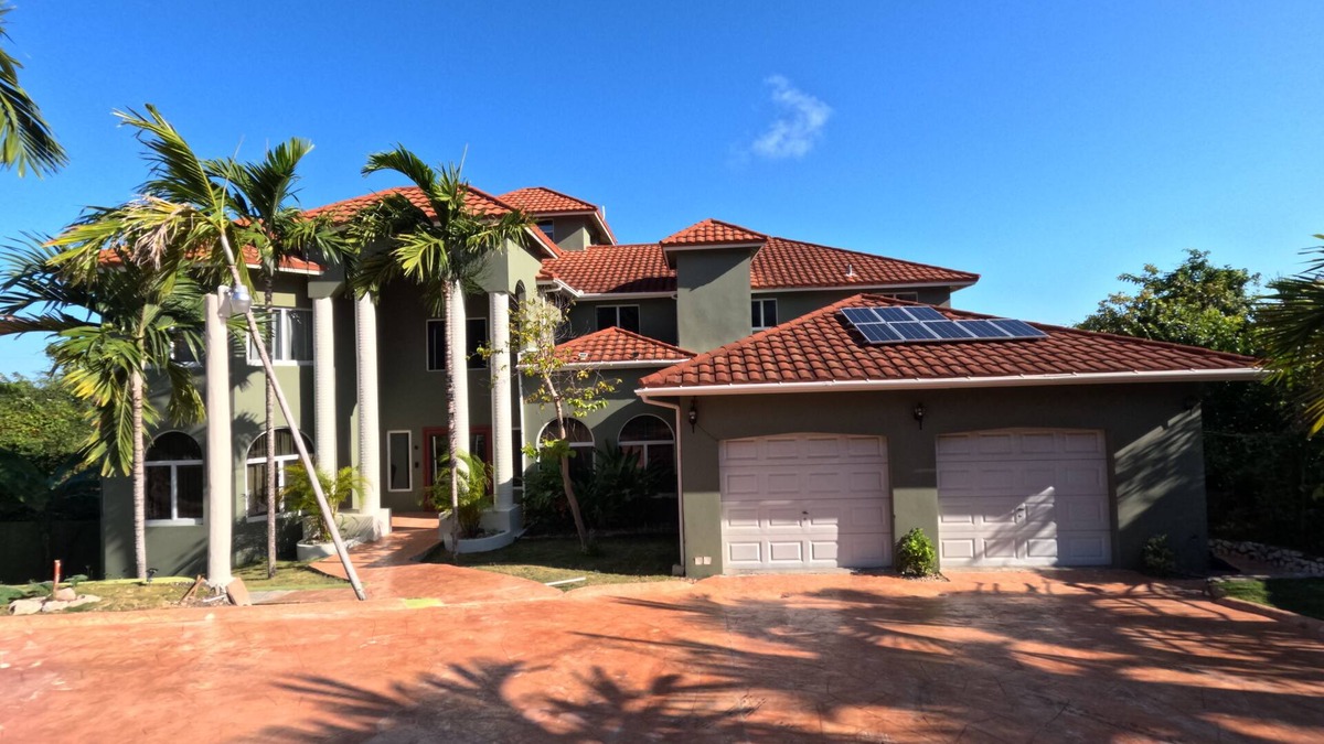 IronShore Estates Cottage | Breathtaking Luxury cottage in Ironshore with AC, WiFi, Home Theater & Much more