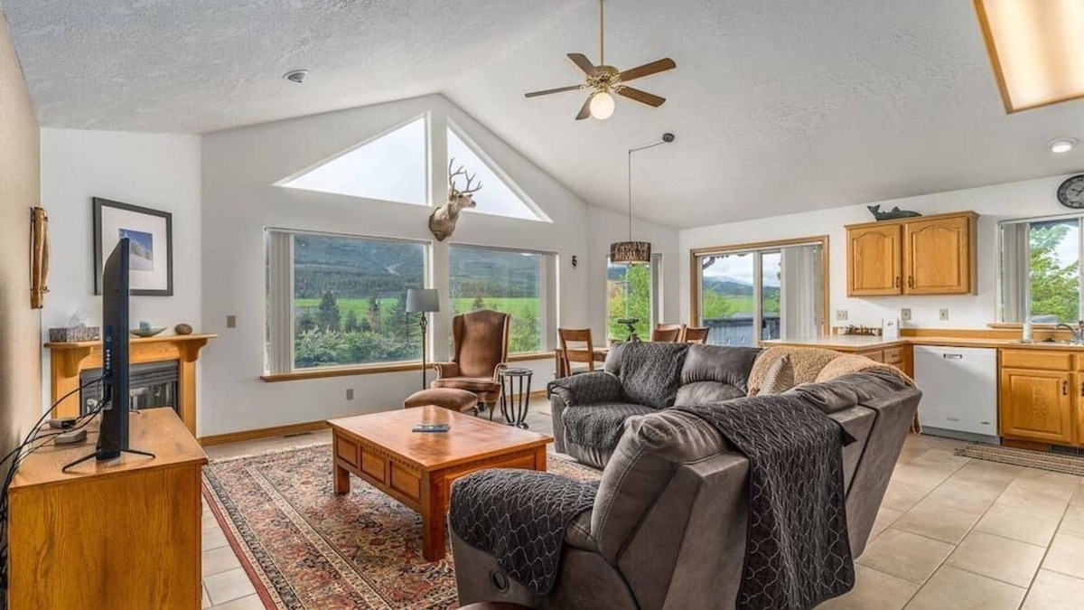 Kellogg Condo | Breathtaking Mountain View Townhouse by the River