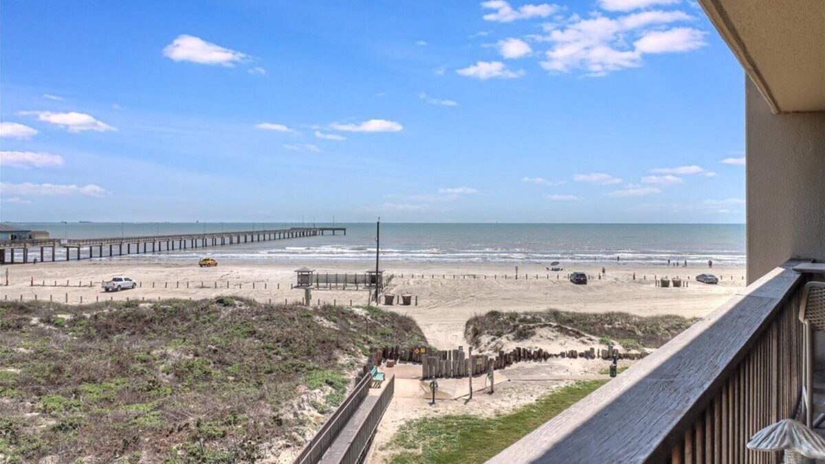 Port Aransas Condo | Breathtaking Ocean Front Views- Closest Beachfront Condo in Port Aransas!