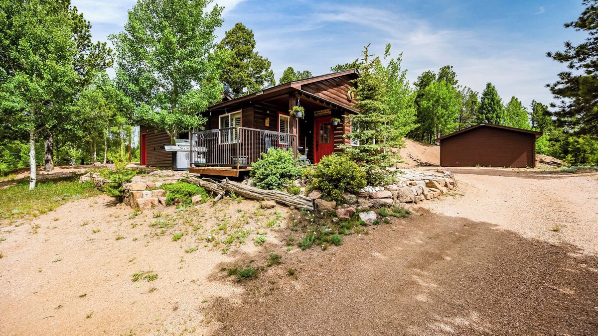 Divide House | Breathtaking Pike's Peak View from Adorable Mountain Cabin
