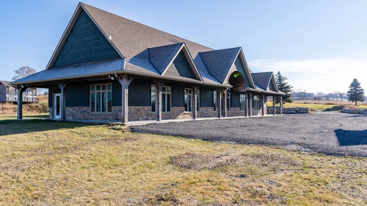 Mono Villa | Breathtaking Rosemont Villa Near Earl Rowe Provincial Park