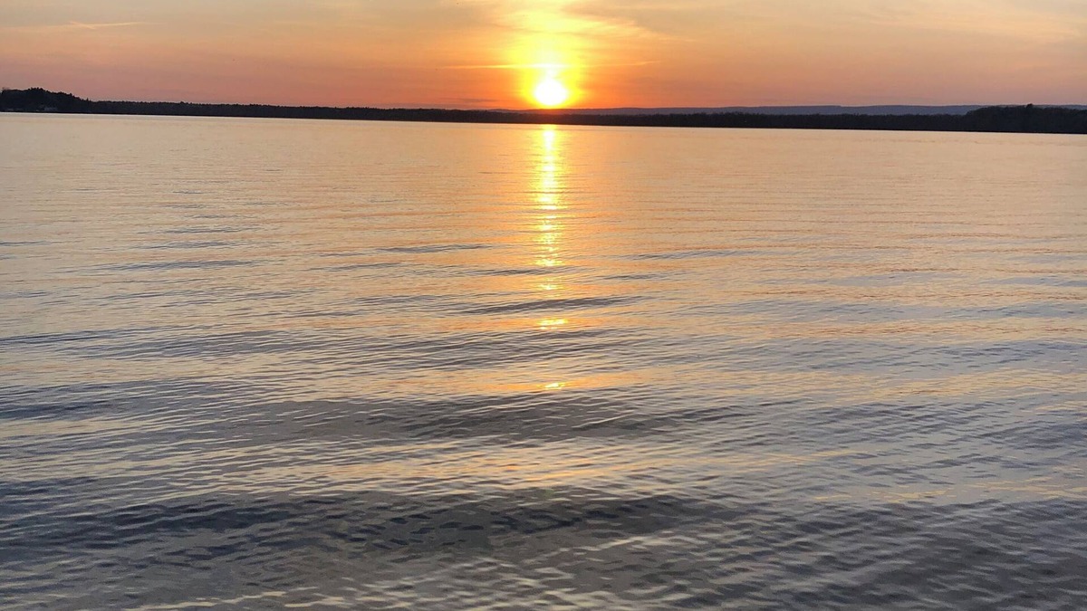 Saratoga Springs Apartment | Breathtaking sunsets, right on Saratoga Lake! Just 5 minutes from the track!