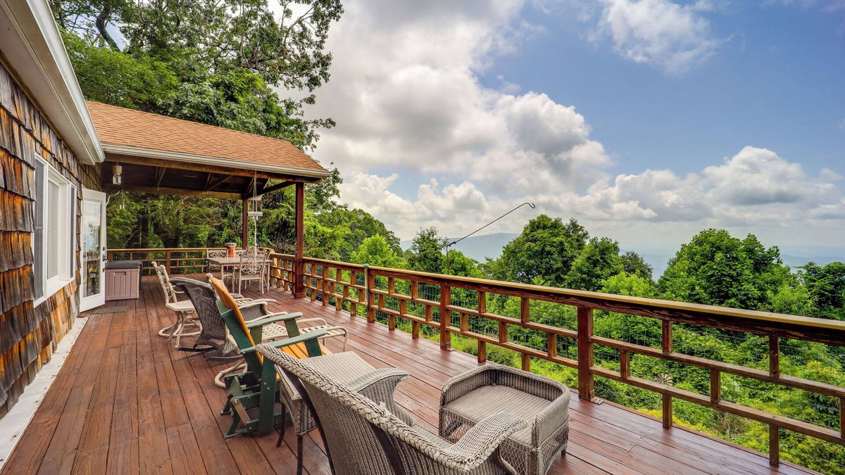 Little Switzerland Cabin | Breathtaking Scenery: Cabin in Little Switzerland!