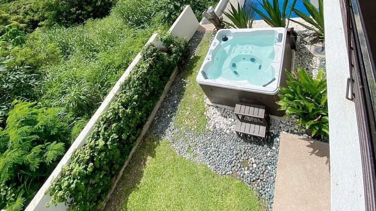 Poblacion Villa | Breathtaking sea and hill view. 5 mins drive to beach. Pet Friendly.