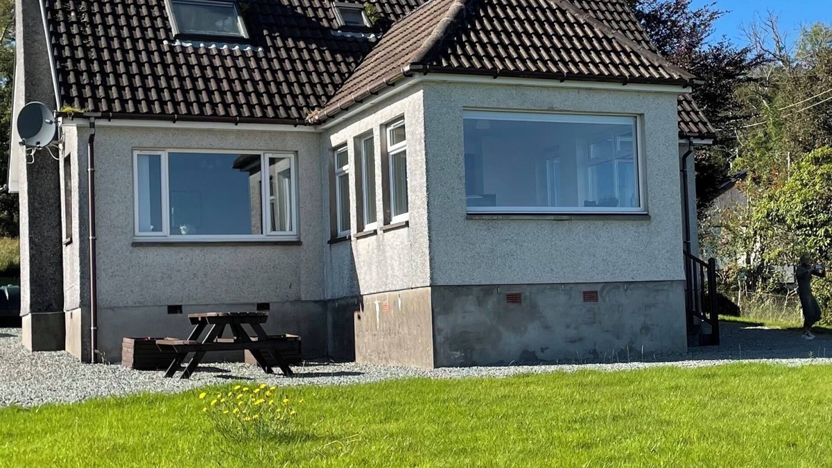 Broadford House | Breathtaking Sea & Mountain Views ,Family & Dog-Friendly ,Walk to Village