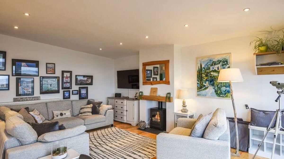 Aberdovey House | Breathtaking Sea Views from this Aberdovey Home - with Free Beach Car Park Pass!