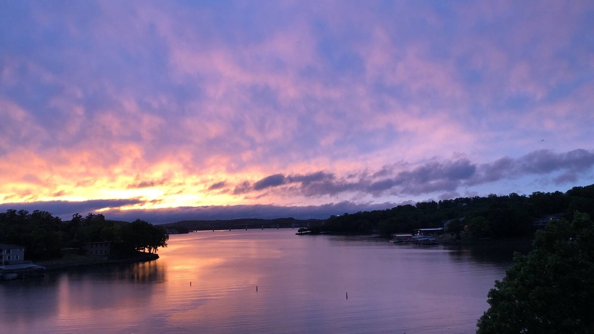 Osage Beach Condo | Breathtaking Sunsets at 17mm Lake of the Ozarks! Indian Pointe, Osage Beach, MO