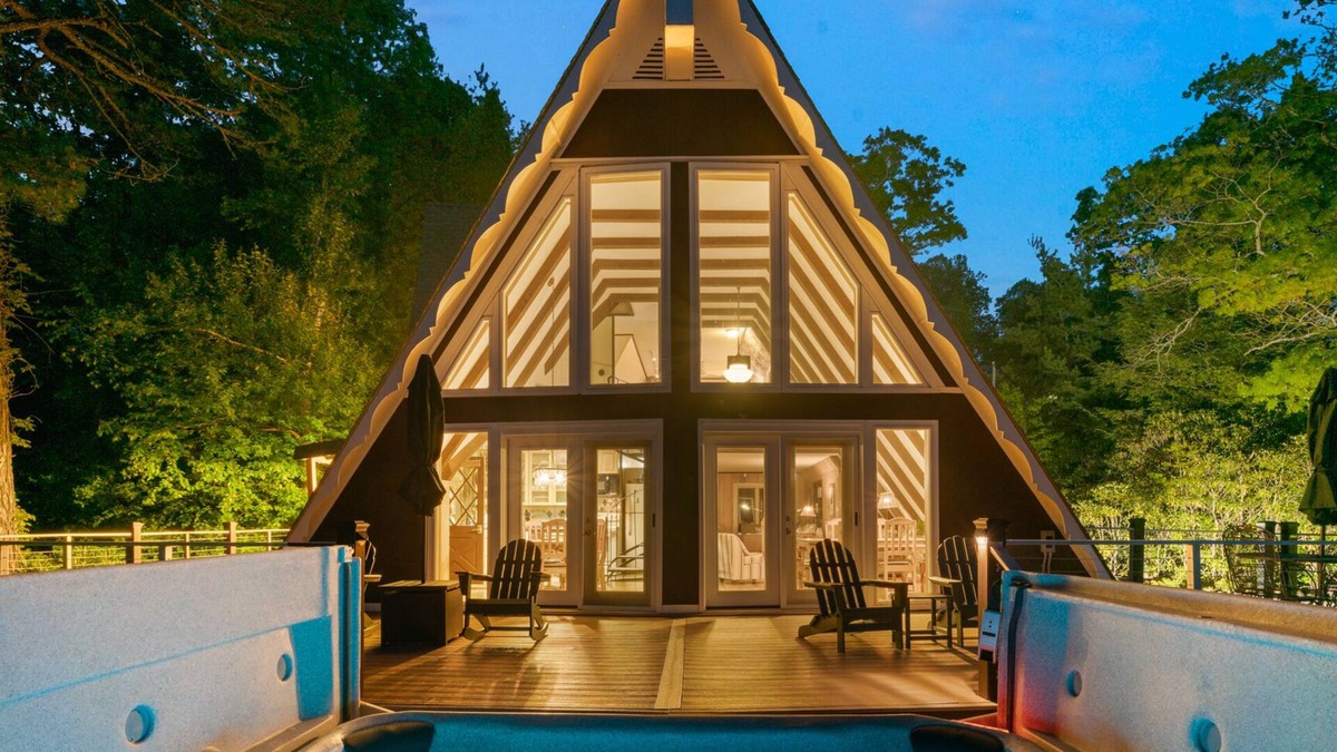 Marion Ski Chalet | Breathtaking views, hot tub, game rom, close to pkwy in Little Switzerland🇨🇭