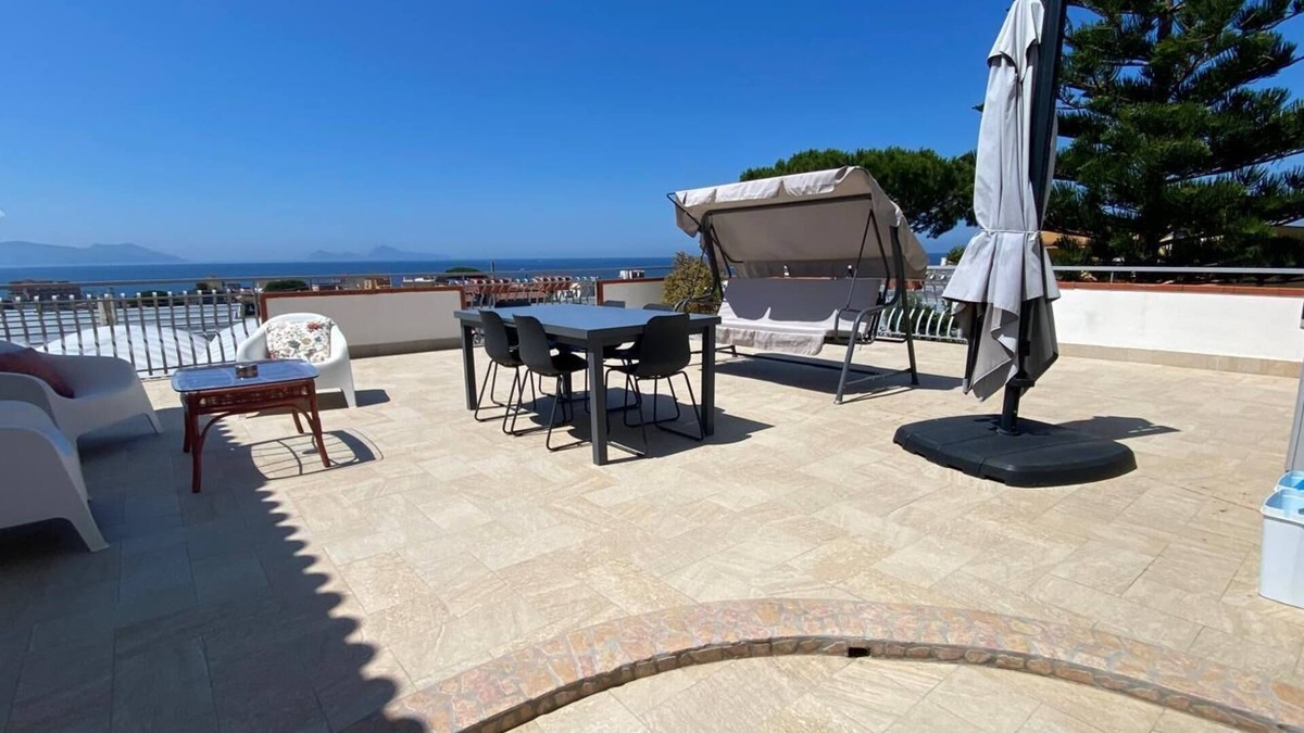 Torre del Greco House | Breathtaking views of Capri, Sorrento and Naples await you. Great location