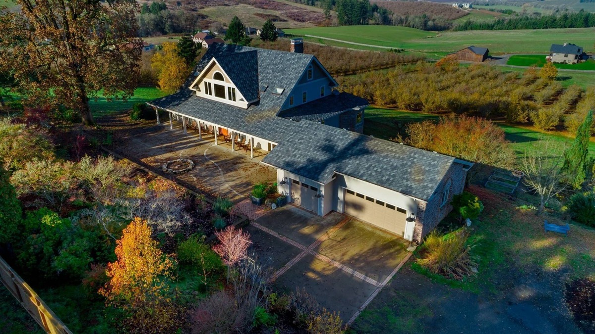 Newberg House | Breathtaking Valley Views, Pet Friendly, Huge Deck, Fire-Pit, Air Hockey, Ping Pong, Near Vineyards