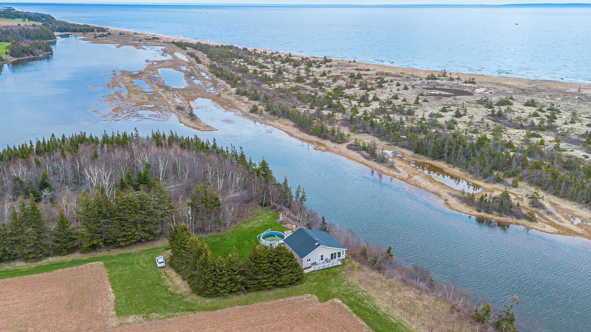 Eastern Kings Cottage | Breathtaking Views, Absolute Privacy, Modern&Cozy! 5mins to PEI's 2 BEST Beaches