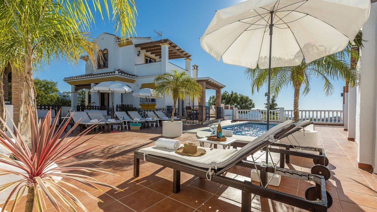 Torrox Villa | Breathtaking views, big swimming pool, Balinese bed, Jacuzzi, Gym . a dream.