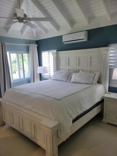 St. Ann's Bay House | Breathtaking Villa At The Crest