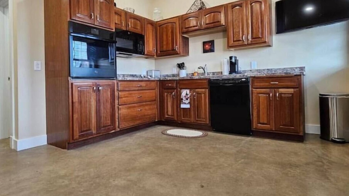 Grove City Apartment | Breckenridge Suites #7 - The King's Suite - Cozy 1-Bedroom with Full Kitchen