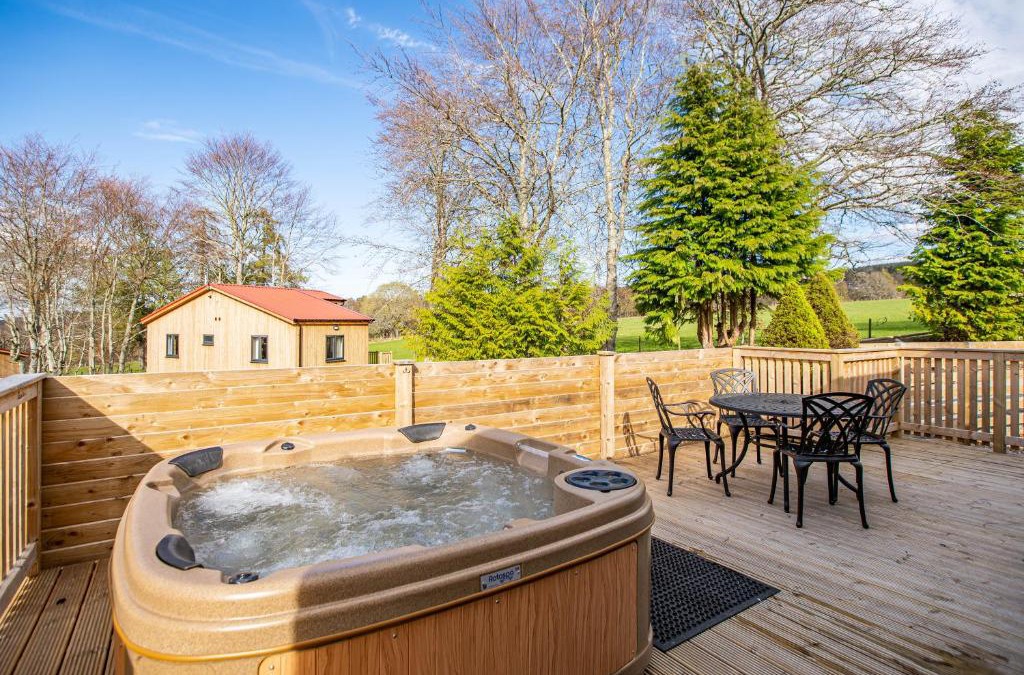 East Lewiston Apartment | Breckland House with Hot Tub