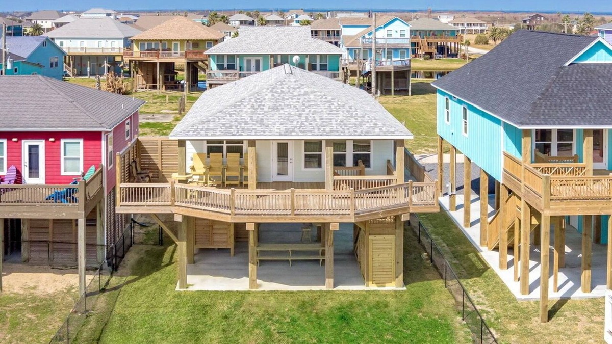 Crystal Beach House | Breeze Easy - Close to beach, fenced yard, cargo lift and more!