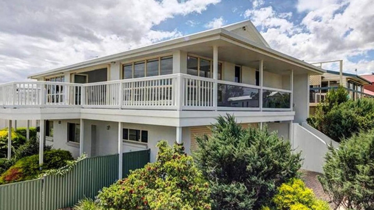 Hayborough House | Breezes@Hayborough - Coastal Beach house & pet-friendly!