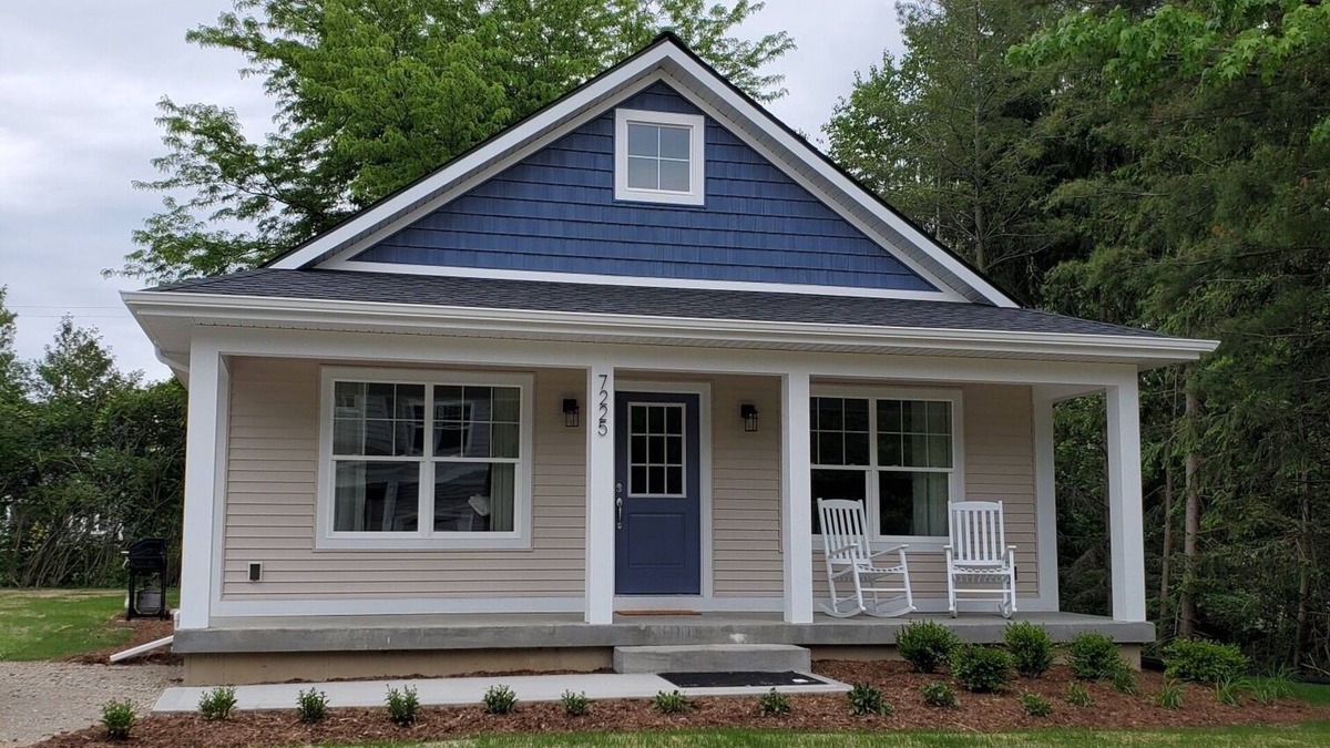 Miami Park House | Breezy Beach - Lake Michigan Access , private hot tub!