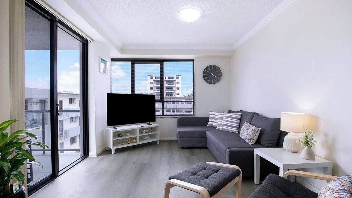 Southport Apartment | Breezy Beachside Enjoy Outdoor Fun and Relaxation