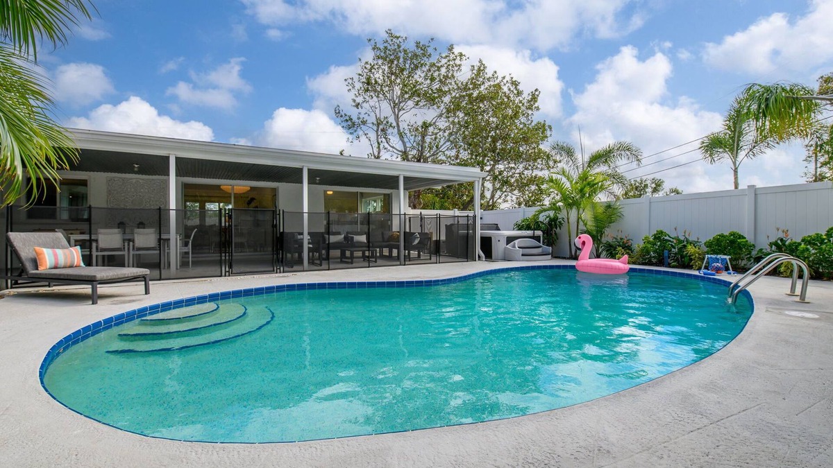 Anona House | Breezy Blue-Pool, Hot Tub, Minutes to Beach, Games