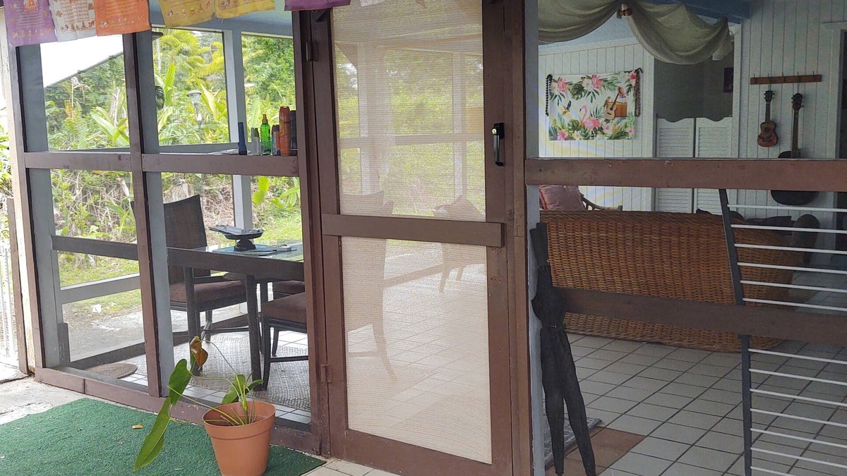 Nanawale Estates House | Breezy Lanai with a Bedroom & Bath