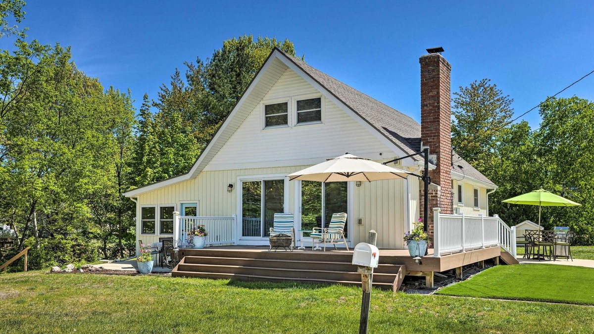 Silver Lake Cottage | Breezy Silver Lake Getaway: Fishing Dock, Grill!