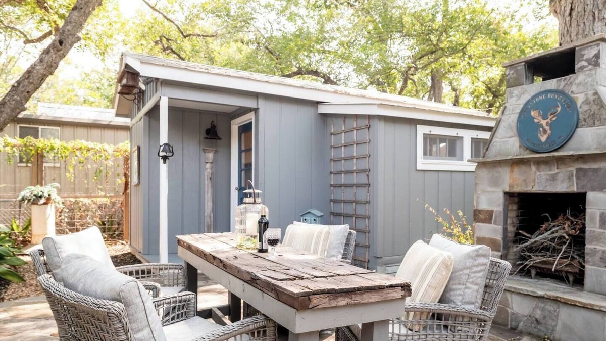 Fayetteville House | Breezy, Stylish (& Walkable!) Summer Stay at Fayetteville Belle