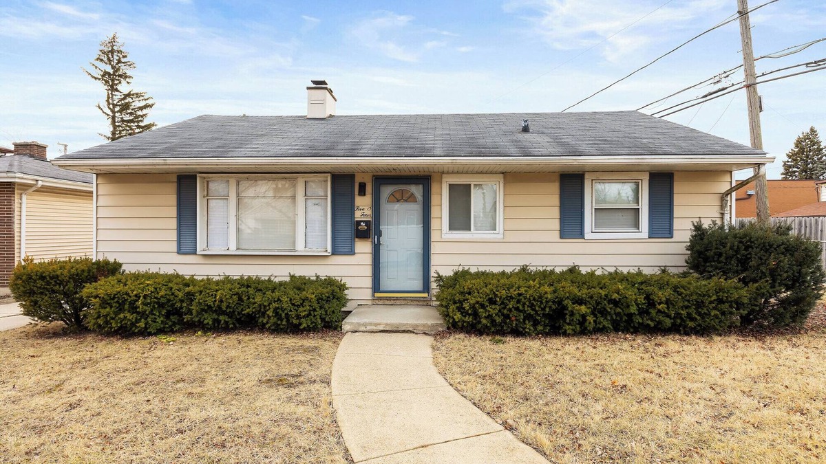 Waukegan House | Breezy Vista by Naval Base