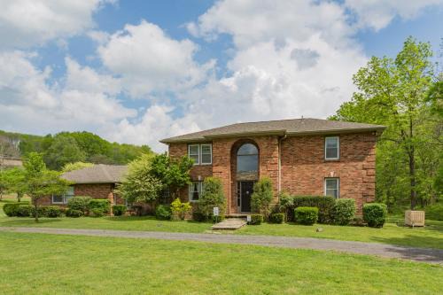 Goodlettsville Apartment | Brenda Lee History 2BR Villa Pool Hot Tub