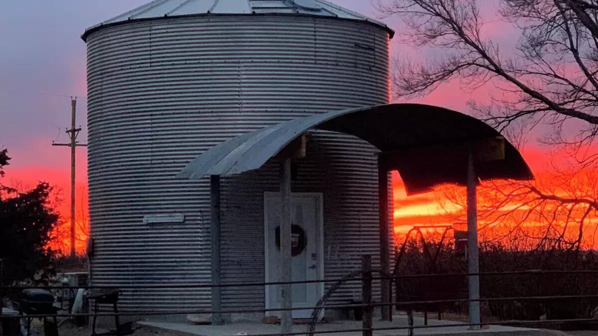 Arnold House | Brent & Jean's Grain Bin Inn Barnn