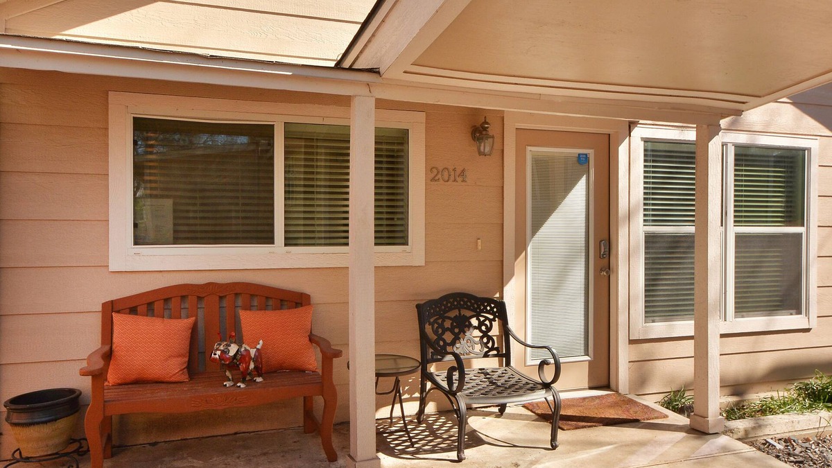 Mystic - New London House | Brentwood Guest House, Spacious Living Area, Fenced Yard