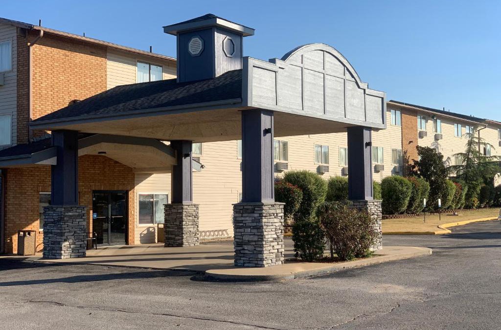 Clinton Hotel | Brentwood Inn Clinton